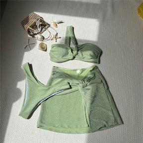 Conjunto de biquíni com top de um ombro só e mini saia cor verde modelo Medelyn